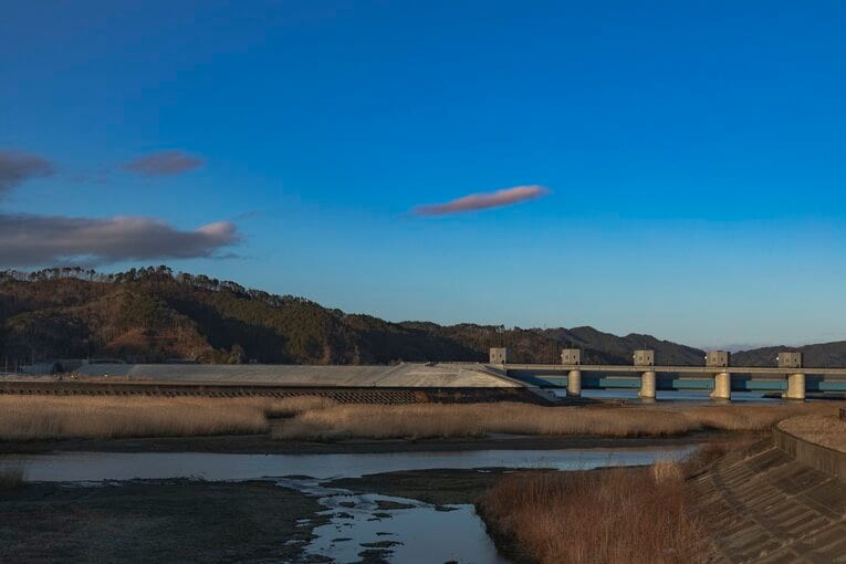 駅からスタジアムを歩く途中に見えた大きな防波堤