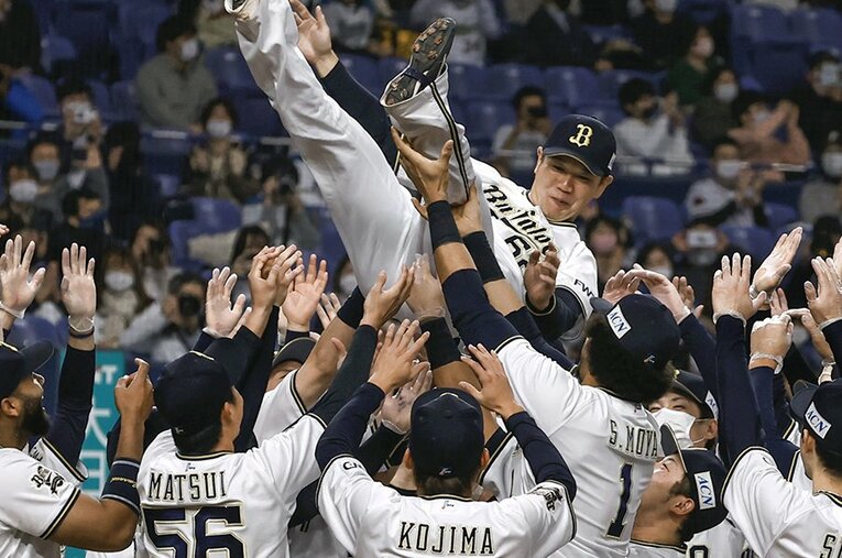 現役最後の試合を終え、ナインに胴上げされる山崎勝己。ルーキー宮城大弥のプロ初勝利、鈴木優のプロ初セーブをアシストした ／ photograph by Kyodo News