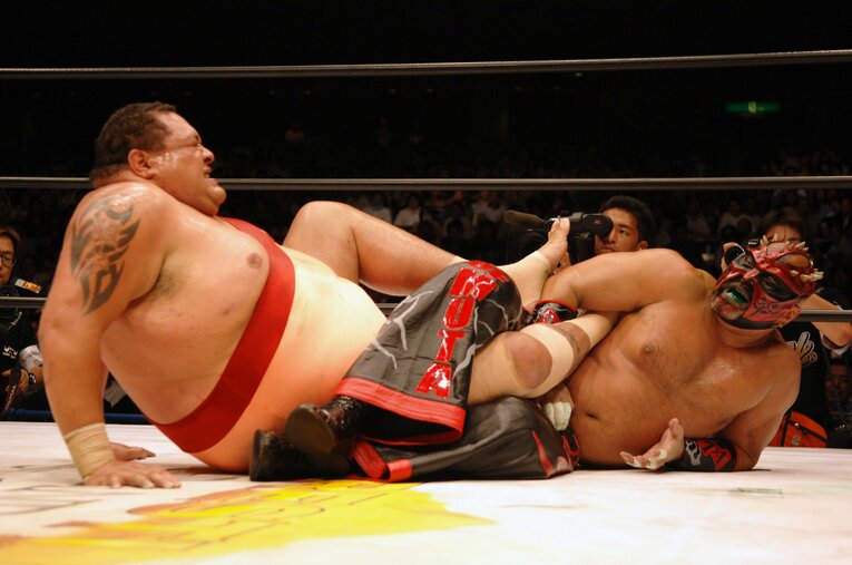 曙の足をとるグレート・ムタ　©Essei Hara