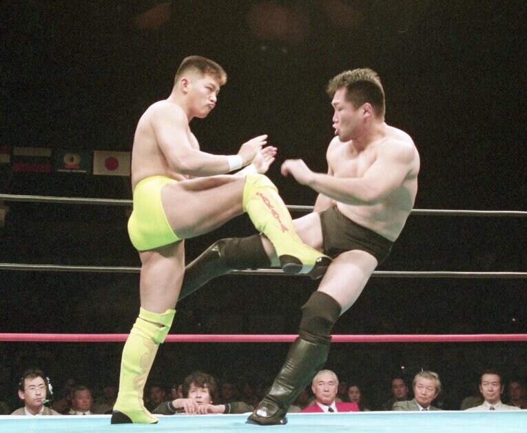 前田日明“伝説の控え室ボコボコ事件”の1995年5月20日。坂田亘（上）と対戦する鶴巻伸洋。この試合後に事件が起きた【1枚目／全2枚】　©東京スポーツ新聞社