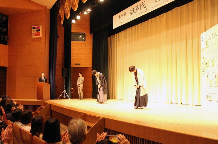 熱戦を繰り広げた2人が大盤解説会の会場に現れると、観衆は大きな拍手で称えた　©NumberWeb