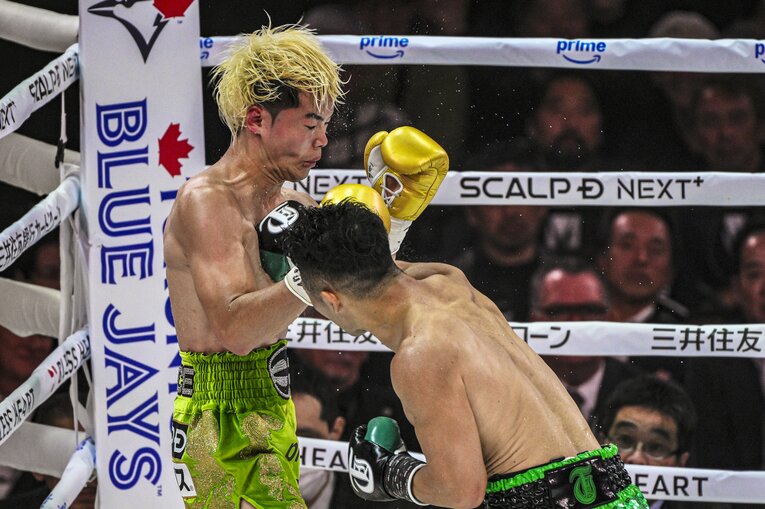 強烈な右を打ち込む井上拓真　©Takuya Sugiyama