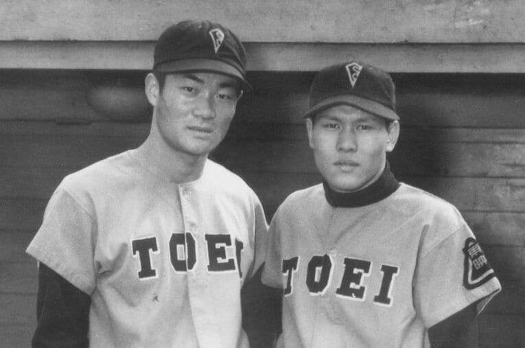 東映時代の張本勲（左）と山本八郎。1958年撮影 ／ photograph by KYODO