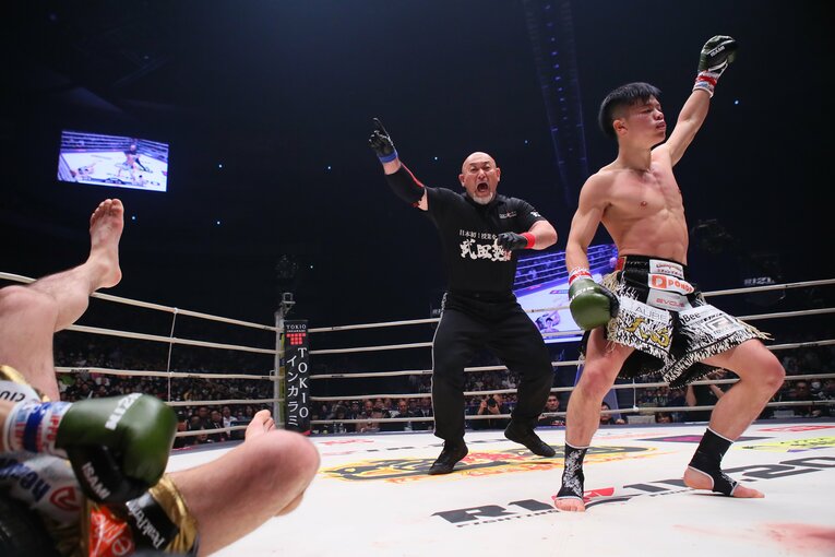 2019年の大晦日、1ラウンドに3度のダウンを奪って江幡塁にKO勝ちした那須川　©RIZIN FF