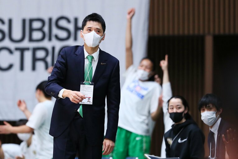 東京医療保健大時代の恩塚亨HC（写真は2020年）　©︎Naoki Nishimura/AFLO SPORT