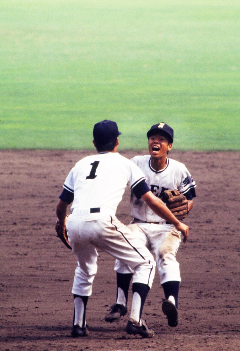 1982年夏の甲子園決勝。優勝を決めた瞬間、マウンドに立った畠山準（元南海、大洋ほか）に駆け寄る山口博史。高校野球の歴史に名を刻んだが、池田高での3年間は試練の連続だった　©︎Katsuro Okazawa/AFLO