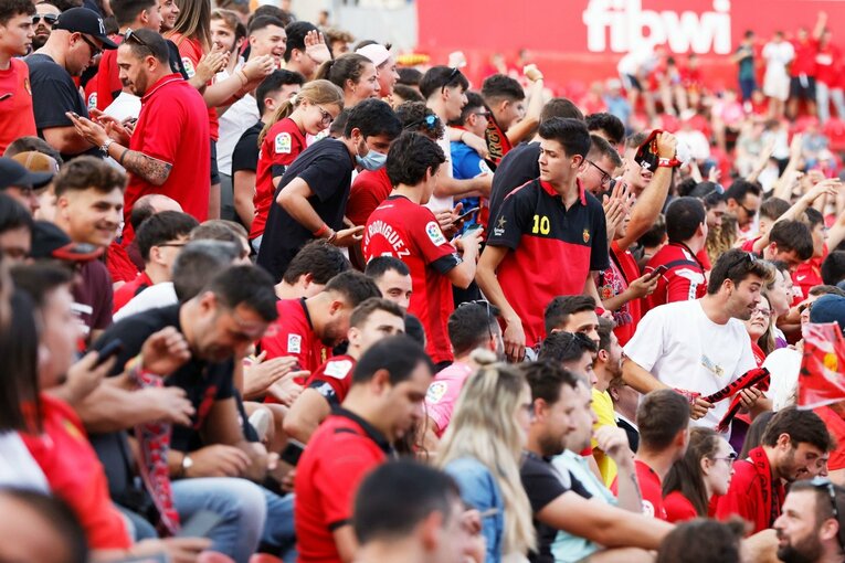 「クボ、ユニホームお願い」来季のレアル去就報道が出てもマジョルカで愛される久保建英…「残留か降格の最終節」で輝くか〈撮影者の視点〉(27)