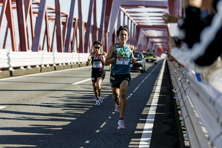 全日本大学駅伝2区での青学大・鶴川と創価大・吉田響の“訳アリ”4年生同士によるデッドヒート　©Kiichi Matsumoto
