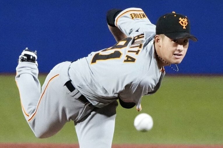 3月31日のヤクルト戦に先発し、プロ初勝利をあげた巨人・堀田。2019年のドラフト1位がいよいよその才能を開花させようとしている ／ photograph by KYODO