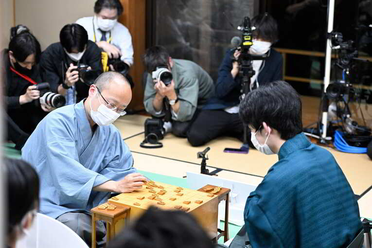 渡辺、藤井の2人は記録係を“未経験”で棋士になっている　©Keiji Ishikawa