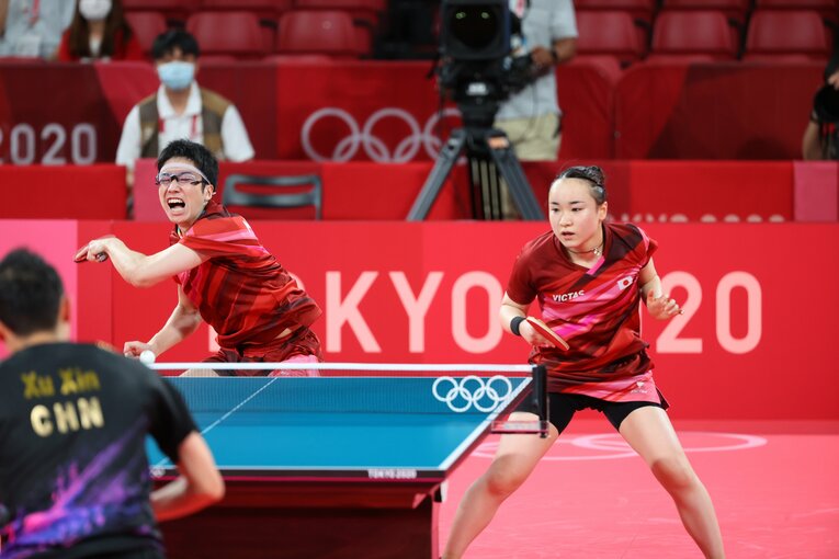 東京五輪で金メダルを獲得した水谷・伊藤ペア　©JMPA