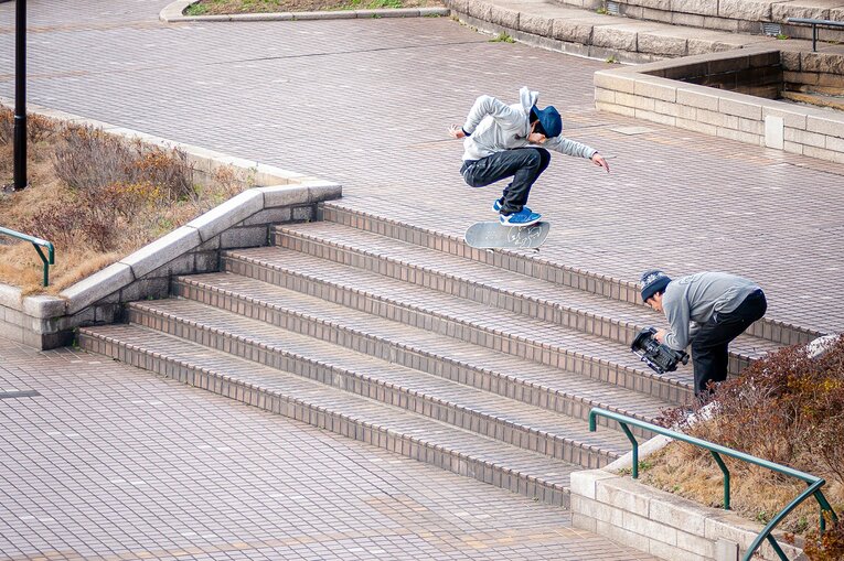 自身の滑りを撮影する2015年時の堀米雄斗。この世界にはこうしてフルパートと呼ばれる映像作品を創り上げる文化が古くから根付いている　©Yoshio Yoshida