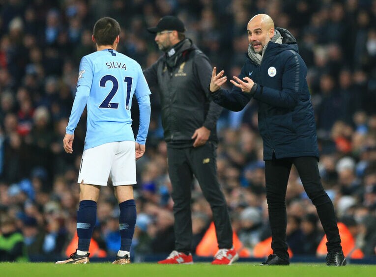 ダビド・シルバに指示を与えるペップ　©Getty Images