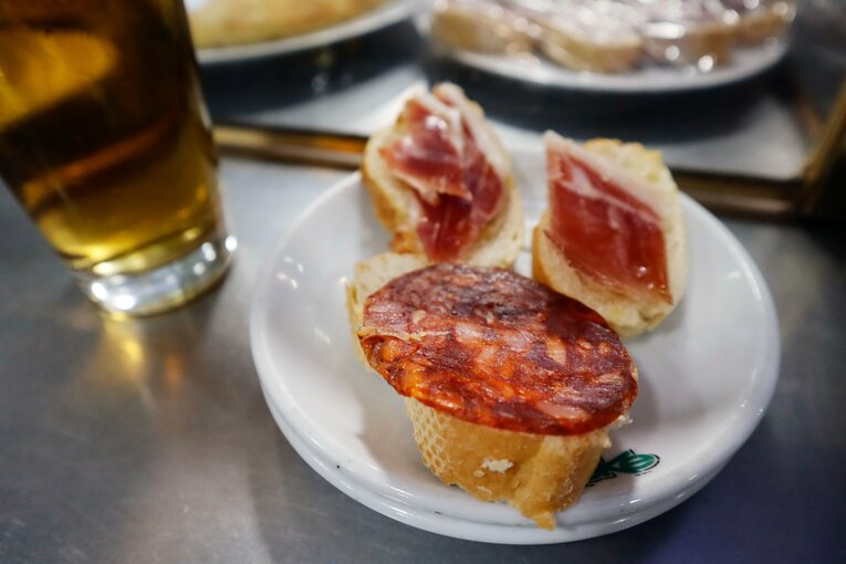 ビールを頼むと、チョリソと生ハムのお通しが