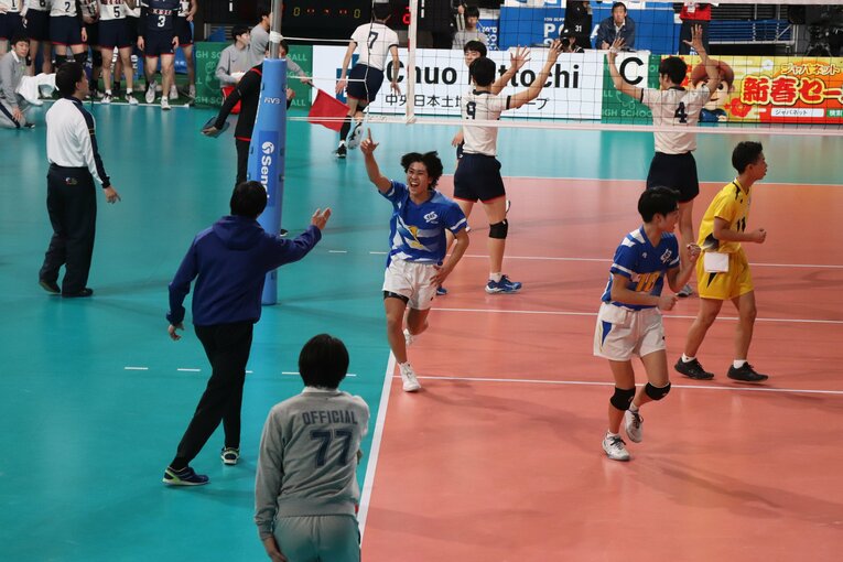 桑名監督に駆け寄る星原（春高バレー2回戦、鳥取中央育英vs.慶應義塾）