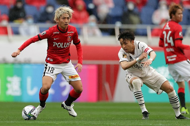 3月の対戦で小林悠とマッチアップする小泉佳穂。チーム力が向上している浦和にとって、ルヴァン杯での川崎との再戦は試金石となる ／ photograph by J.LEAGUE