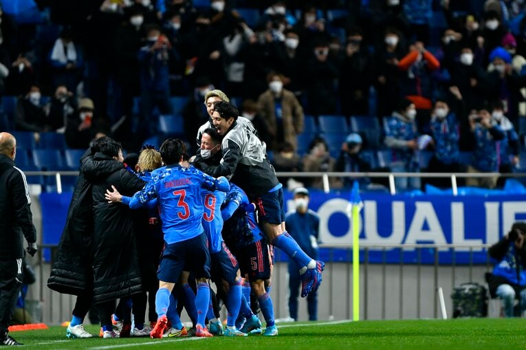 ベンチの選手たちも含めた歓喜の輪が生まれた瞬間　©Takuya Sugiyama/JMPA