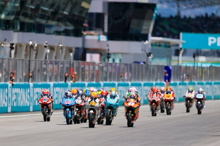 マレーシアGPでホールショットを奪う古里太陽　©Satoshi Endo