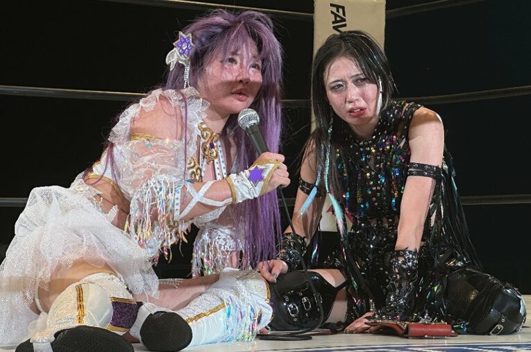 「敗者引退マッチ」を終えた中野たむと上谷沙弥 ／ photograph by Norihiro Hashimoto