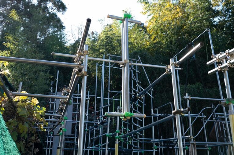 父と2人で山本がゼロから作った「ニンジャの要塞」　©Tadashi Hosoda