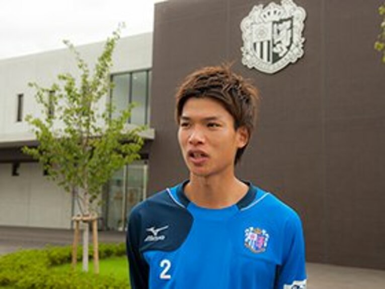 昨夏のロンドン五輪で活躍し、A代表定着も期待される扇原貴宏。後ろの建物が今年新設されたセレッソハウス。地域住民も様々な形で活用できる。