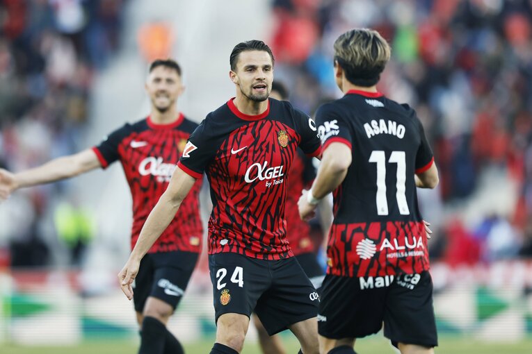 ゴールの浅野には屈強なDF陣からも熱烈な歓迎　©Daisuke Nakashima