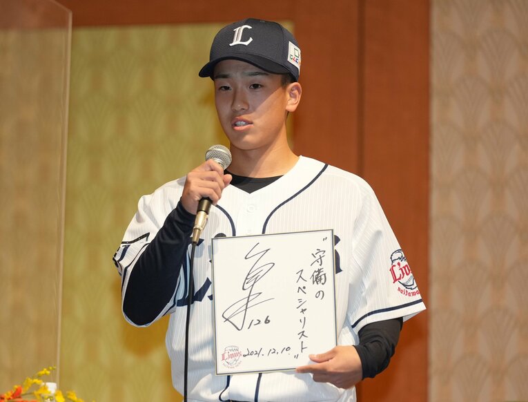 入団会見で「守備のスペシャリスト」と目標を記した滝澤夏央　©︎Sankei Shimbun