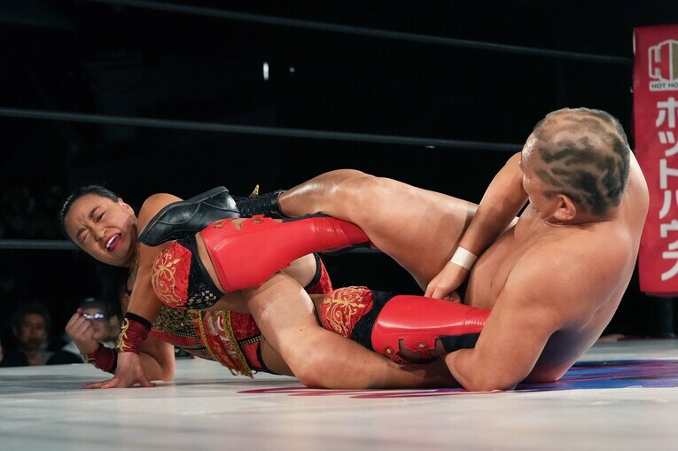 里村明衣子をアキレス腱固めで攻める鈴木みのる　©Essei Hara