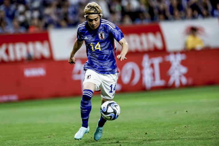 三笘薫からのパスを受けた伊東純也　©Kiichi Matsumoto