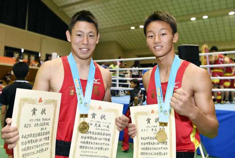 2017年高校総体で優勝し、ライバル荒本一成（左）ともにポーズを決める今永虎雅（2017年）©︎KYODO