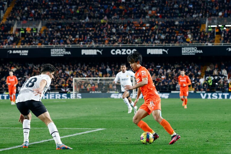 〈久保建英ソシエダ月間MVP〉敵地で憎まれるのは名が知れた証拠だが…「クボへの徹底マーク」と“1枚も撮れなかったシーン”とは(36)