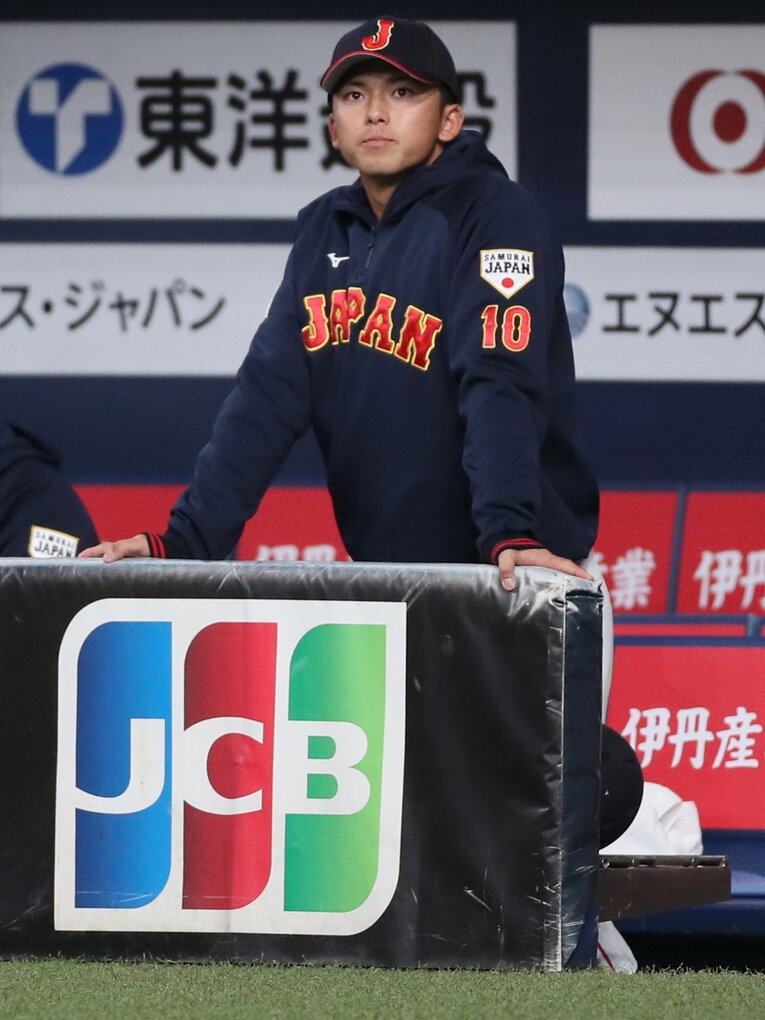 ベンチから試合を見学する宗山　©︎JIJI PRESS