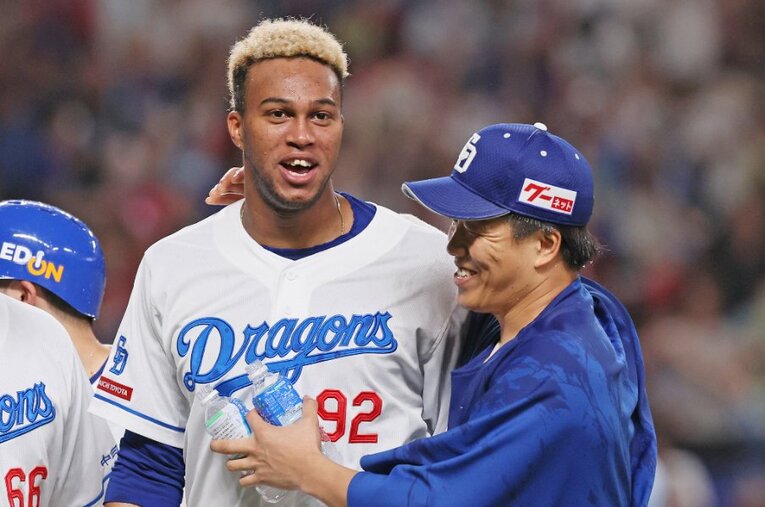 チームメートにも愛されたライデル・マルチネス（右は柳裕也）　 ／ photograph by JIJI PRESS