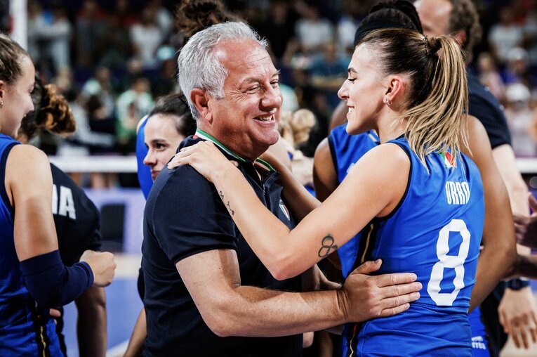 ベストセッター賞を獲得したアレッシア・オッロと抱き合うフリオ・ベラスコ監督　©︎Volleyball World