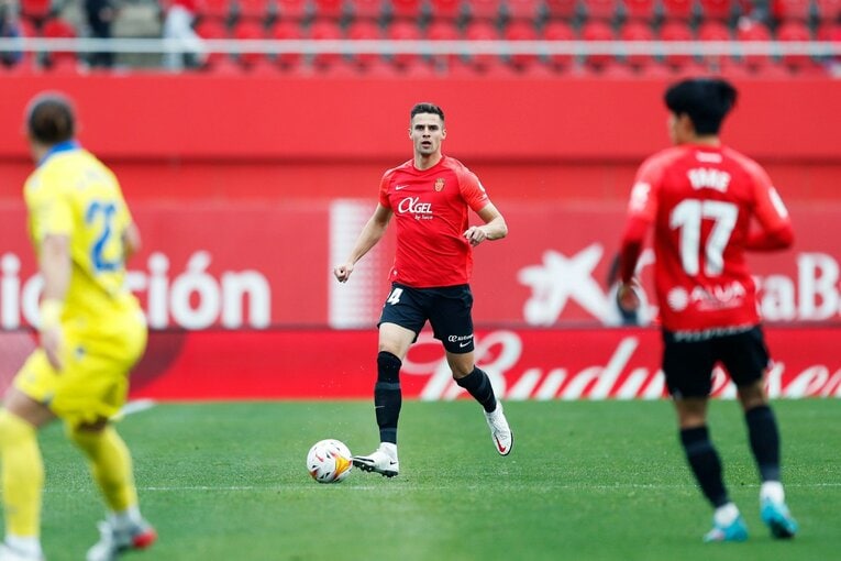 「クボはファウル覚悟で止めなければ」 残留争いで久保建英が大仕事…辛口のタクシー運転手もニコリ〈カメラマン現地取材〉(12)