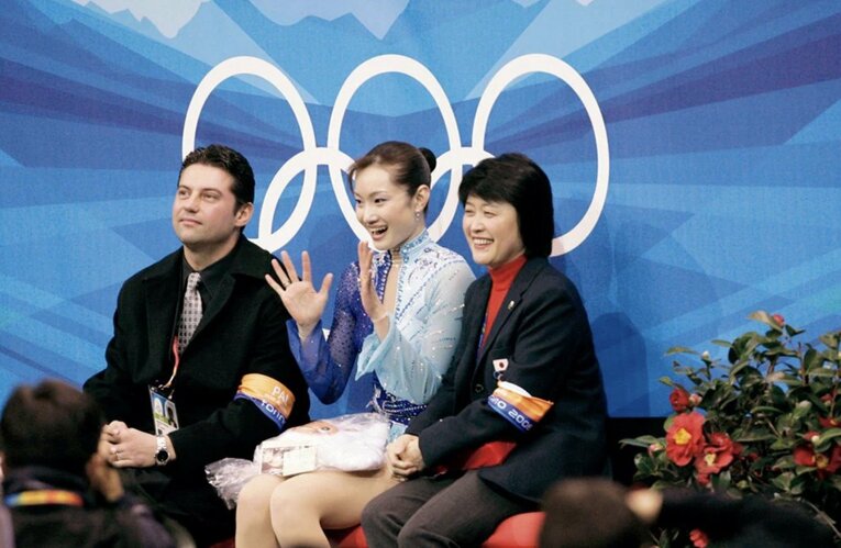 フリーを終えてキス＆クライでモロゾフコーチ（左）らと得点を待つ荒川　©Takuya Sugiyama / JMPA