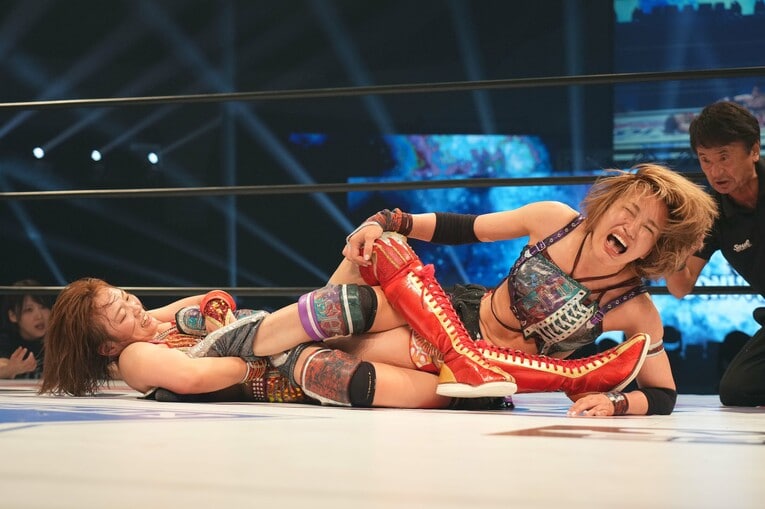 アンクルホールドで朱里を攻めるSareee　©Essei Hara