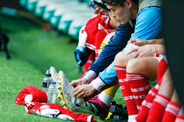 「モリタ、モリタ」とポルトガル地元カメラマン称賛…冨安健洋vs守田英正が「試合後にユニ交換」“EL日本人対決”を撮った(5)