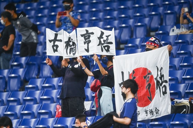 古橋にエールを送るサポーター　©︎Takuya Kaneko/JMPA