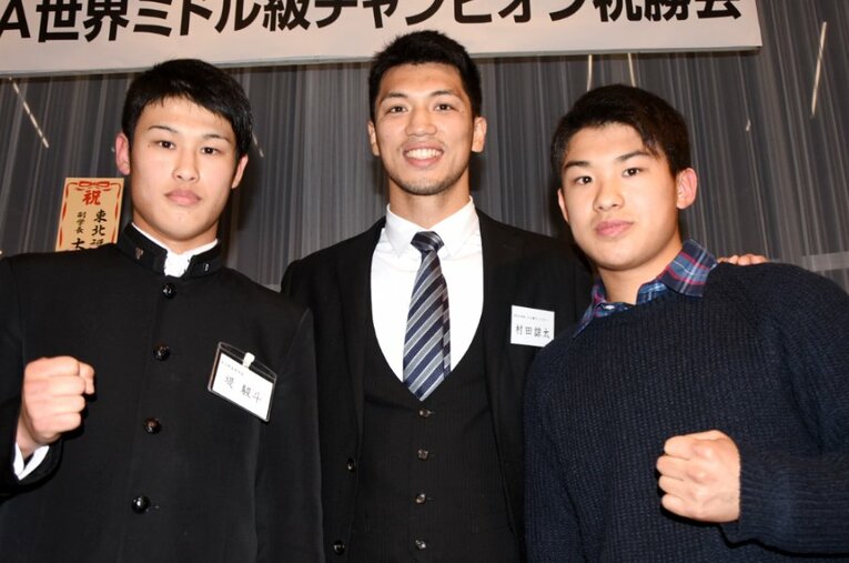 2017年、村田のミドル級タイトル獲得を祝うパーティでともに写真に収まった、当時高校生の堤駿斗（左）と中学生の堤麗斗 ／ photograph by Makoto Maeda