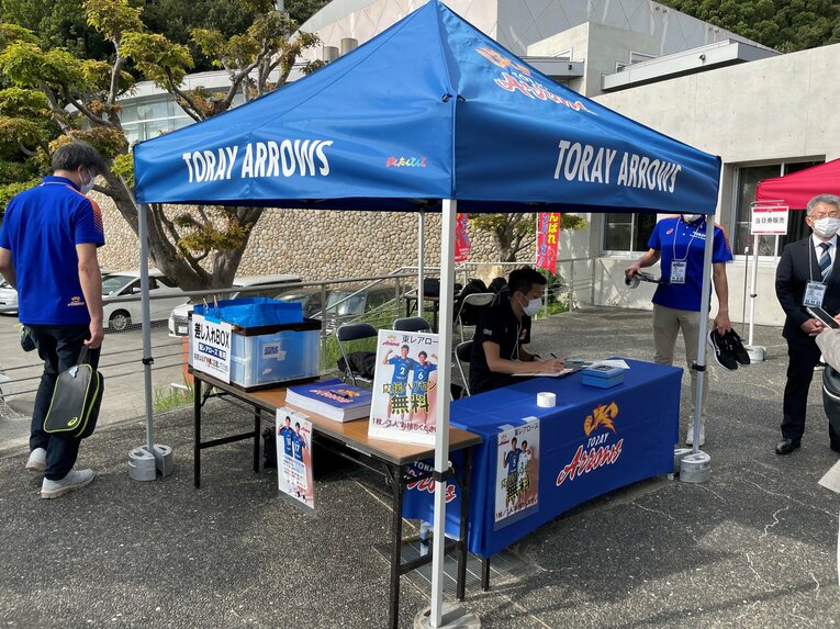 試合会場のブースで業務にあたる富松さん　©︎TORAY ARROWS
