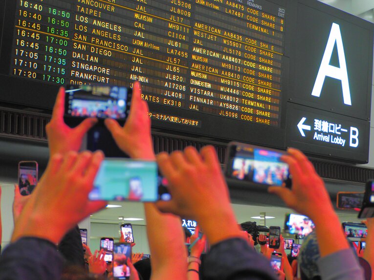 祝福ムードの待機列に殺気立った空気はなく、時折場所を譲りながら、「まだですかねー」と隣の人と言葉を交わしている光景を何度も目にした　©Number Web