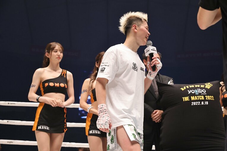 歓喜の那須川天心を見守る　©THE MATCH 2022/Chiyo Yamamoto