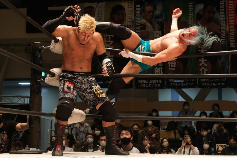 10.18後楽園。25日の王座戦に向け火花を散らしたドリューと竹田（クリックすると「この記事の写真」にとびます。流血等の過激な写真を含みますのでご注意ください）