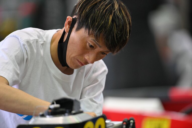 真剣な表情で整備を行う峰　©日本モーターボート競走会