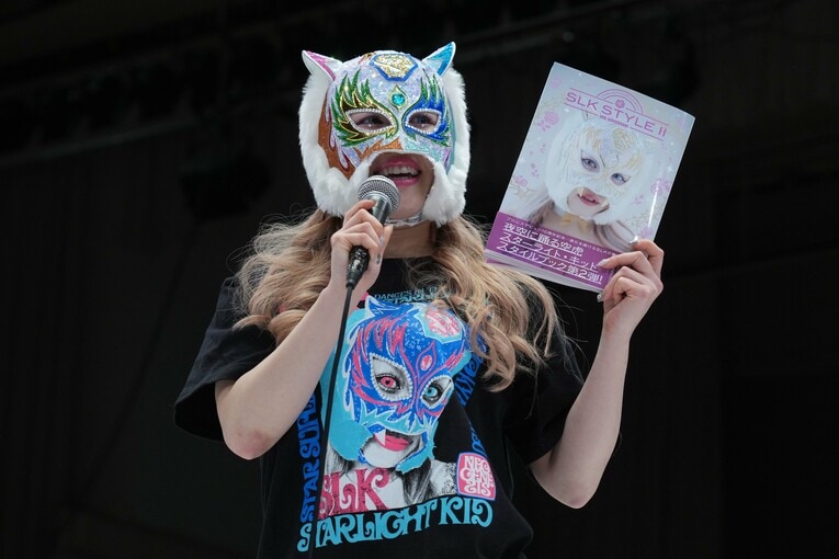 自身のスタイルブックの宣伝をするスターライト・キッド　©Essei Hara