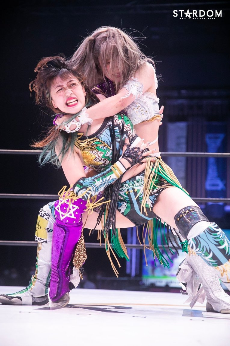 たむが上谷にコブラツイスト。技の一つ一つに気持ちがこもる©STARDOM