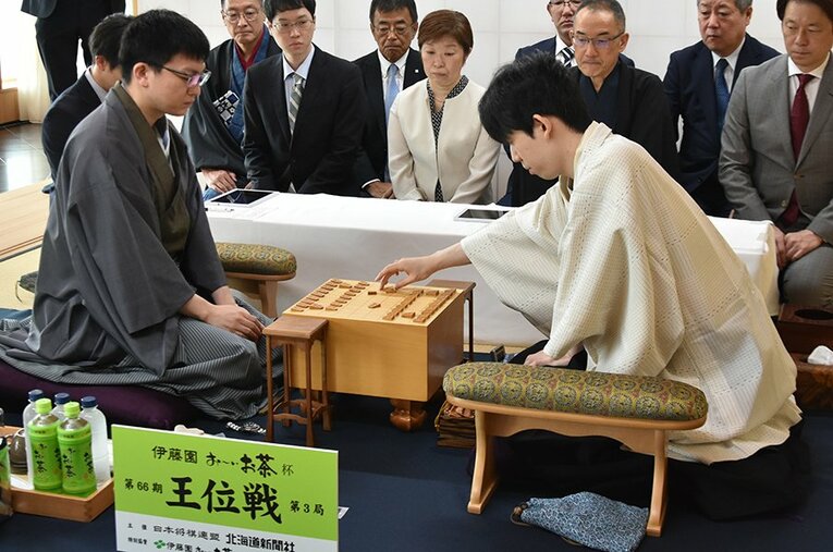 北海道で行われた王位戦第3局、記者が新千歳空港で見た、永瀬拓矢の驚きの光景とは ／ photograph by 日本将棋連盟