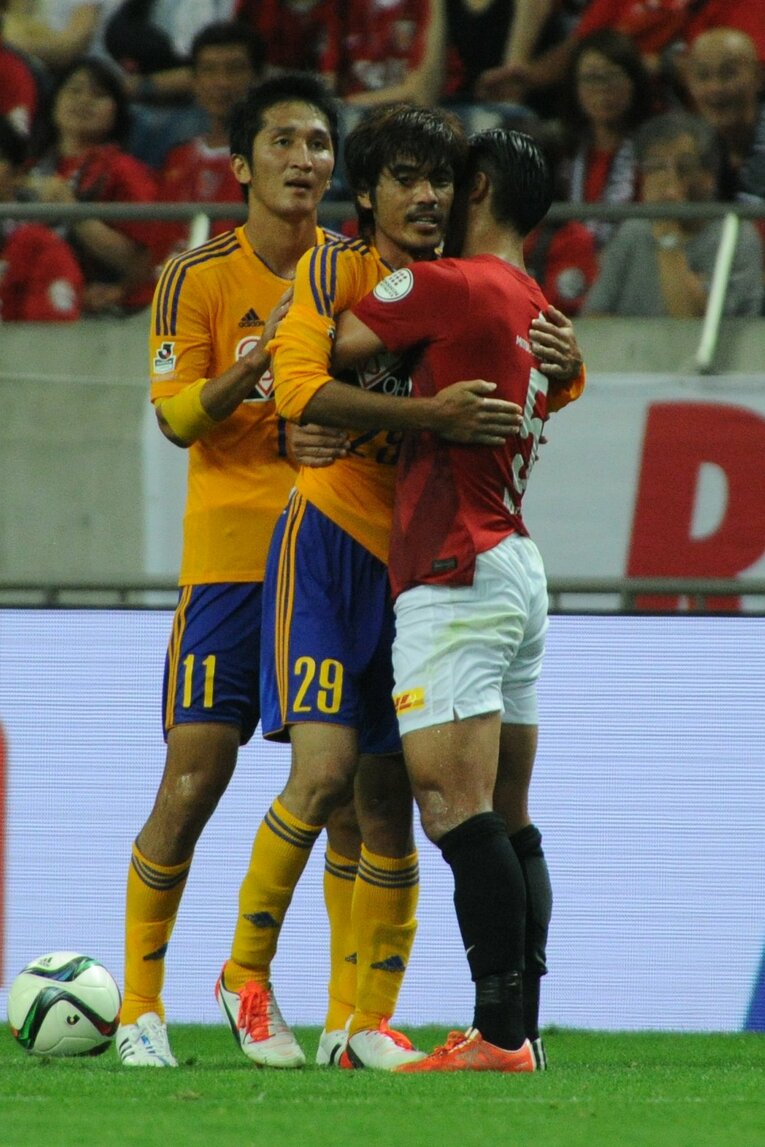 試合中にコミュニケーションをとる上本氏と槙野（写真は2015年）　©︎Getty Images