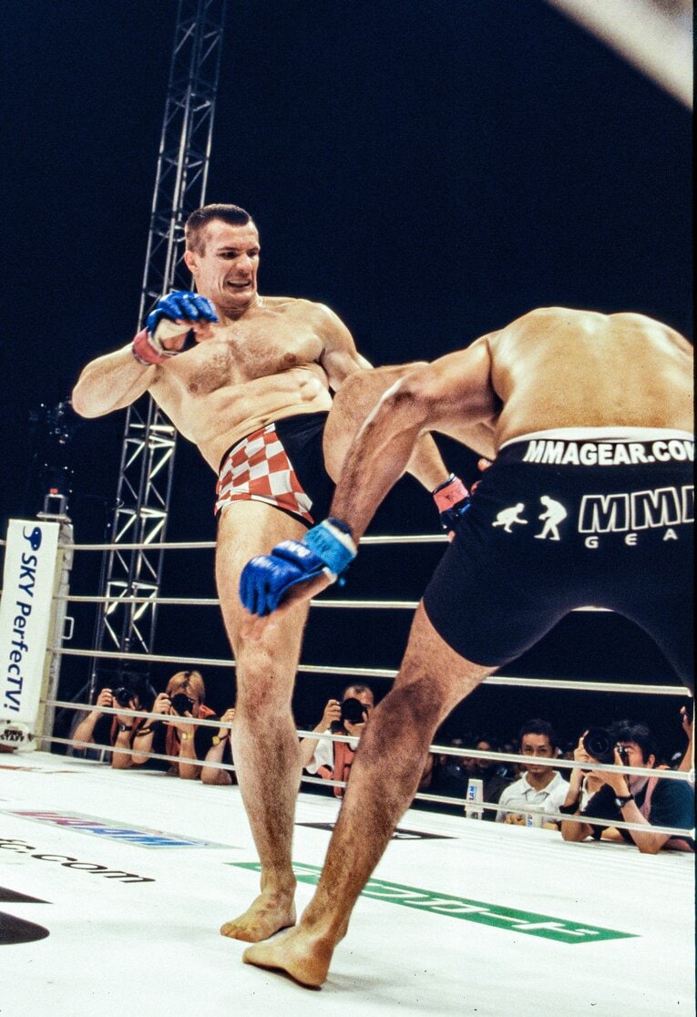 アントニオ・ホドリゴ・ノゲイラにハイキックを見舞うミルコ　©Susumu Nagao